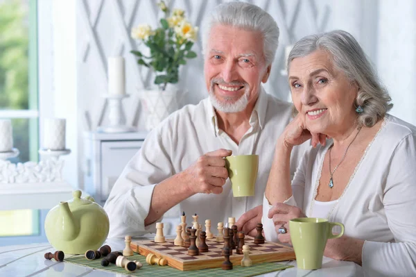Gelukkig Senior Paar Spelen Schaken Samen — Stockfoto