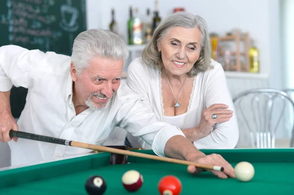 Gülümseyen Kıdemli Çift Birlikte Bilardo Oynarken — Stok fotoğraf