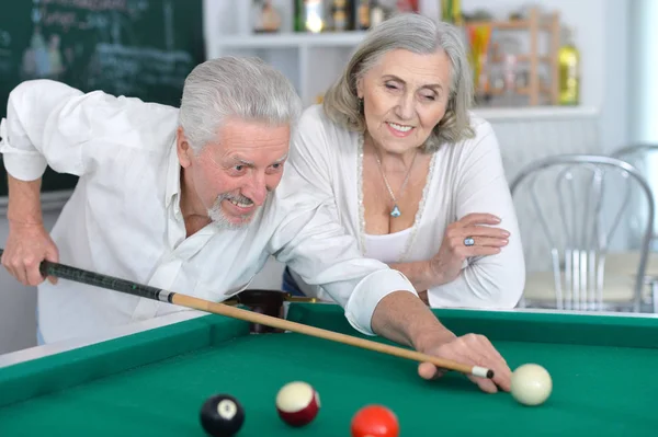 Sorrindo Casal Sênior Jogando Bilhar Juntos — Fotografia de Stock