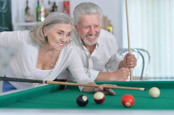 Lächelndes Senioren Paar Beim Gemeinsamen Billardspielen — Stockfoto