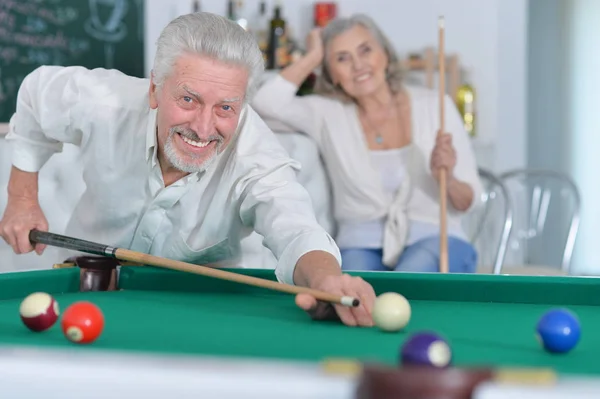 Gülümseyen Kıdemli Çift Birlikte Bilardo Oynarken — Stok fotoğraf