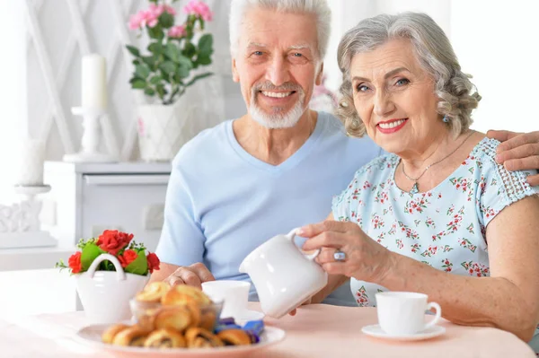 Feliz Pareja Ancianos Bebiendo — Foto de Stock