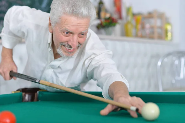 Lächelnder Älterer Herr Beim Billardspielen — Stockfoto