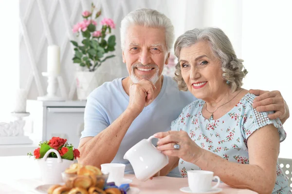 Feliz Pareja Ancianos Bebiendo — Foto de Stock