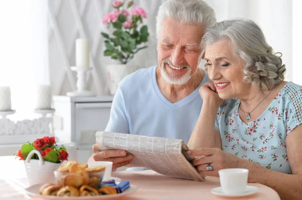 Gros Plan Couple Personnes Âgées Avec Journal Maison — Photo