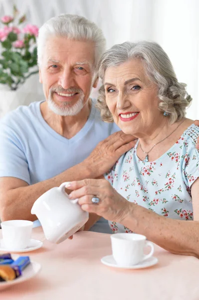 Feliz Pareja Ancianos Bebiendo —  Fotos de Stock