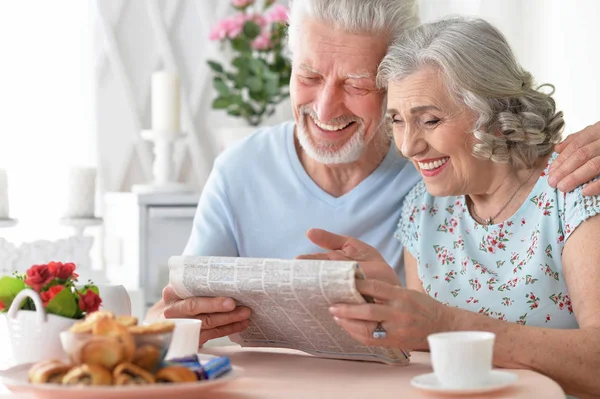 Close Portret Van Een Senior Paar Met Krant Thuis — Stockfoto