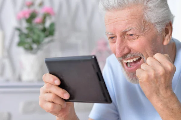 Hombre Mayor Feliz Usando Tableta Vista Cerca — Foto de Stock