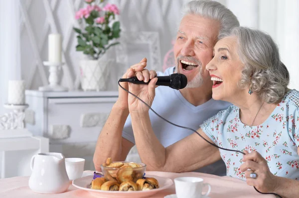 Pareja Ancianos Marido Mujer Cantando Canciones — Foto de Stock