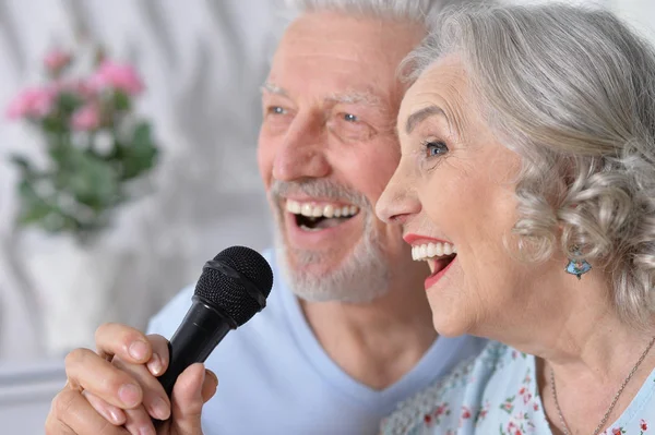 Casal Sênior Marido Mulher Cantando Canções — Fotografia de Stock