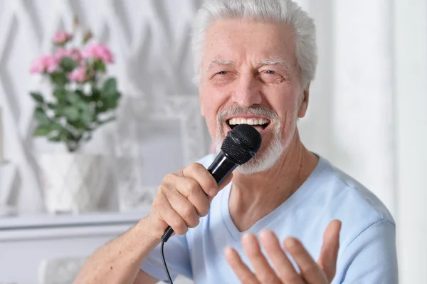 Взволнованный Пожилой Человек Держит Микрофон — стоковое фото