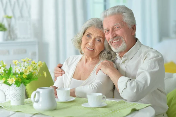 Feliz Pareja Ancianos Bebiendo —  Fotos de Stock