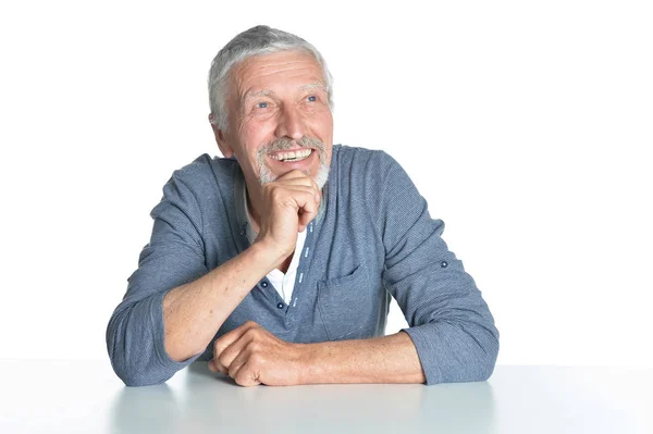 Portret Van Senior Man Zit Aan Tafel Geïsoleerd Witte Achtergrond — Stockfoto