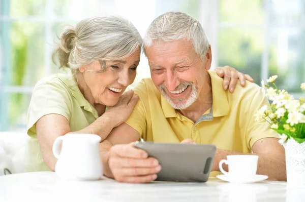 Retrato Feliz Hermosa Pareja Ancianos Utilizando Tableta Casa —  Fotos de Stock