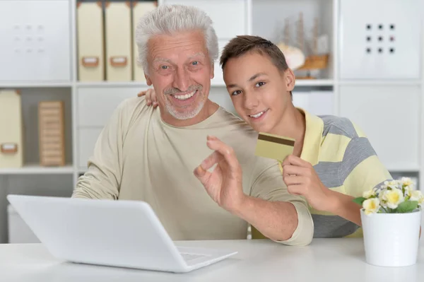 Porträtt Pojke Och Farfar Med Laptop Och Kreditkort Hemma — Stockfoto