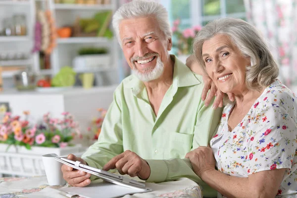 Portrait Happy Beautiful Senior Couple Using Tablet Home — Stock Photo, Image