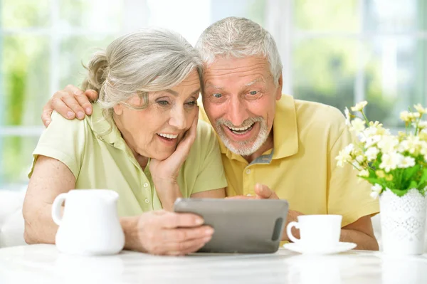 Boldog Szép Idősebb Pár Segítségével Tabletta Otthon Portréja — Stock Fotó