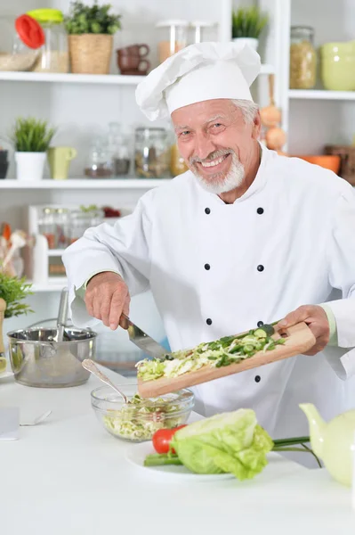 Chef-kok voorbereiden diner — Stockfoto