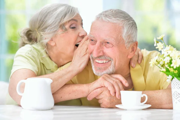 Lyckliga Senior Paret Dricka Kök — Stockfoto