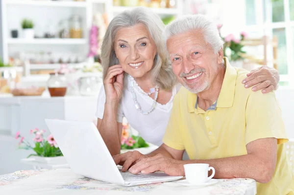 Pareja Ancianos Utilizando Ordenador Portátil Casa —  Fotos de Stock