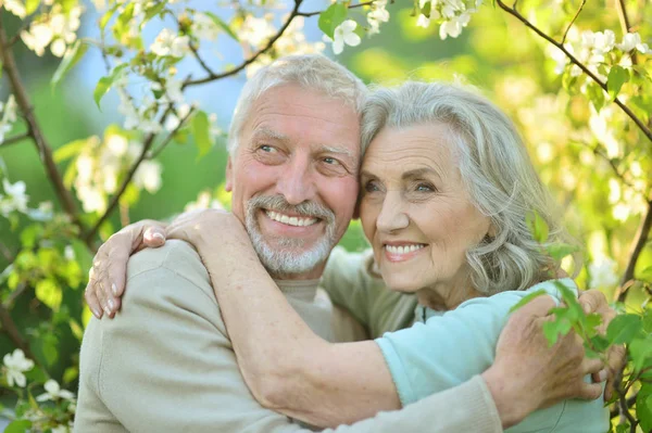 Gelukkige Senior Paar Knuffelen Bloemen Achtergrond — Stockfoto