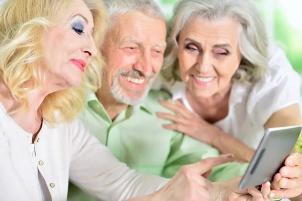 Senioren nutzen digitales Tablet — Stockfoto