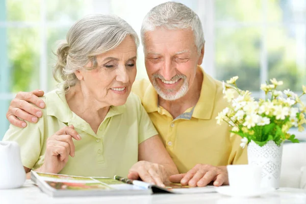 Gelukkige Senior Paar Met Tijdschrift Drinken Thee Keuken — Stockfoto