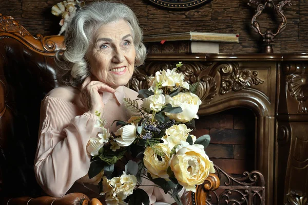 Porträtt Senior Kvinna Med Blommor Hemma — Stockfoto
