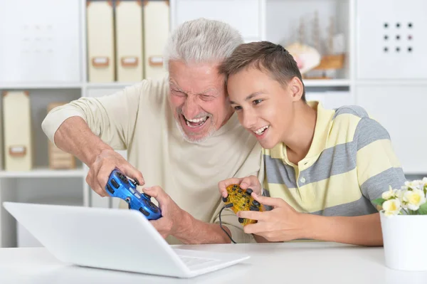 Retrato Menino Avô Jogando Jogo Computador Com Laptop Casa — Fotografia de Stock