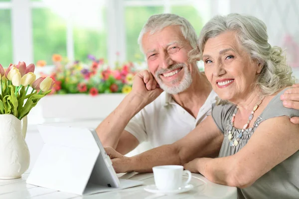 Portret Van Gelukkige Mooie Hoge Paar Met Behulp Van Tablet — Stockfoto