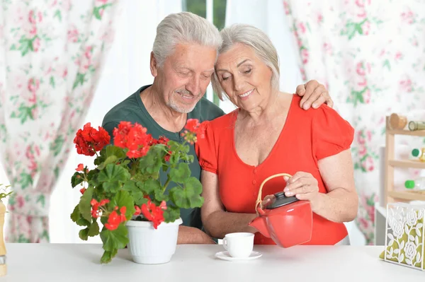 Szczęśliwa Para Starszych Picie Herbaty Domu — Zdjęcie stockowe