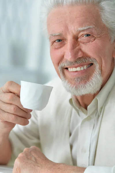 Porträt Eines Lächelnden Seniors Der Hause Kaffee Trinkt — Stockfoto