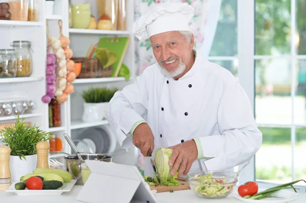 Chef preparing dinner — Stock Photo, Image