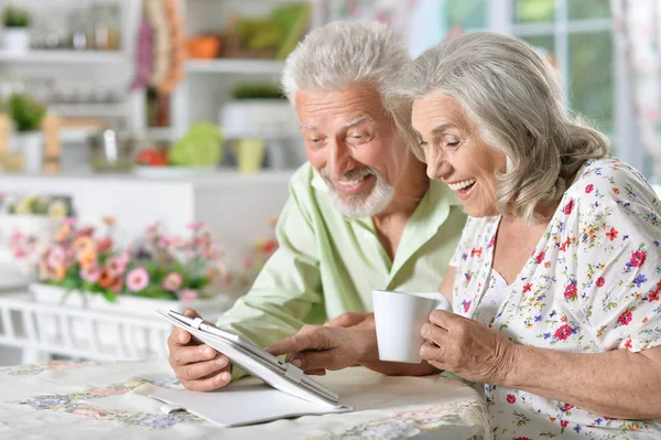 Porträt Eines Glücklichen Schönen Senioren Paares Mit Tablet Hause — Stockfoto