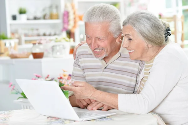 Felice Coppia Anziani Utilizzando Computer Portatile Casa — Foto Stock