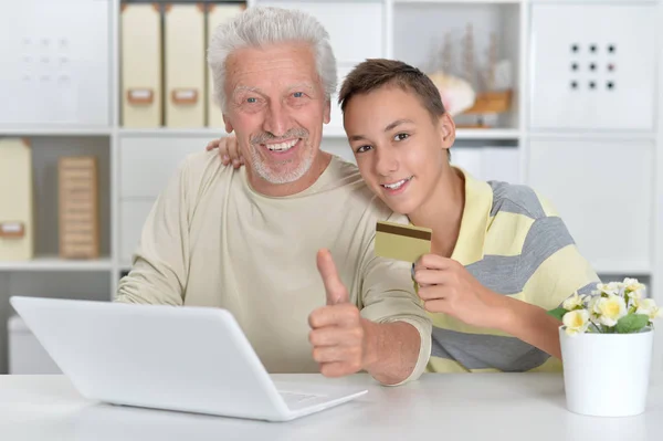 Portret Van Een Jongen Grootvader Met Een Laptop Een Creditcard — Stockfoto