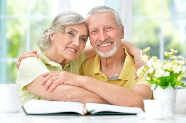 Gelukkige Senior Paar Met Boek Het Drinken Van Thee — Stockfoto