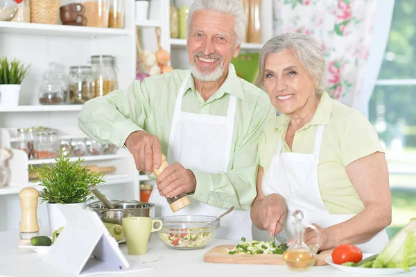 Senior couple preparing dinner — Stock Photo, Image
