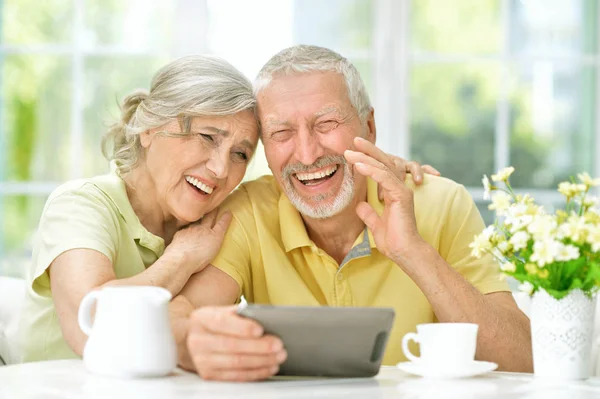 Portret Van Senior Paar Met Behulp Van Tablet Thuis Het — Stockfoto