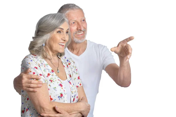 Portret Van Knuffelen Senior Paar Wijzen Geïsoleerd Witte Achtergrond — Stockfoto