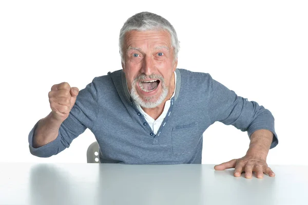 Retrato Del Hombre Mayor Sentado Mesa Aislado Sobre Fondo Blanco —  Fotos de Stock