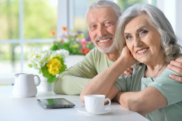 Gelukkige Senior Paar Het Drinken Van Thee Keuken — Stockfoto