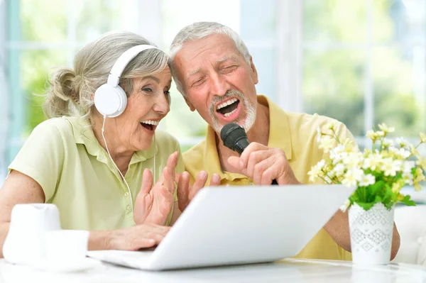 Feliz Casal Sênior Cantando Karaoke Com Laptop Casa — Fotografia de Stock