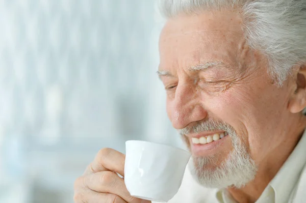 Evde Kahve Içen Gülümseyen Yaşlı Adamın Portresi — Stok fotoğraf