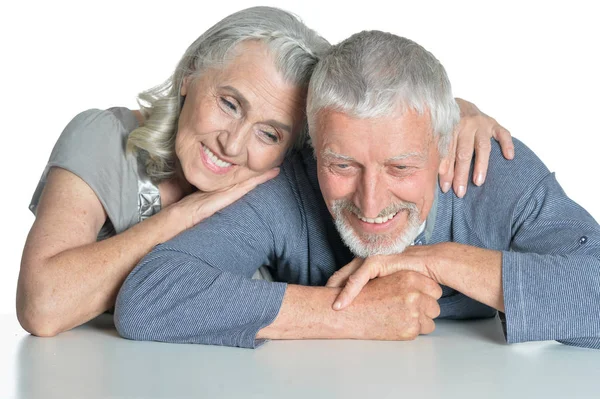 Retrato Casal Feliz Sentado Mesa Isolado Fundo Branco — Fotografia de Stock