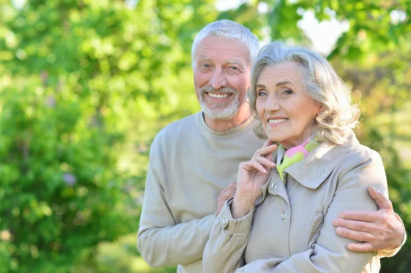 Glückliches Paar Umarmt Sich Frühlingspark — Stockfoto