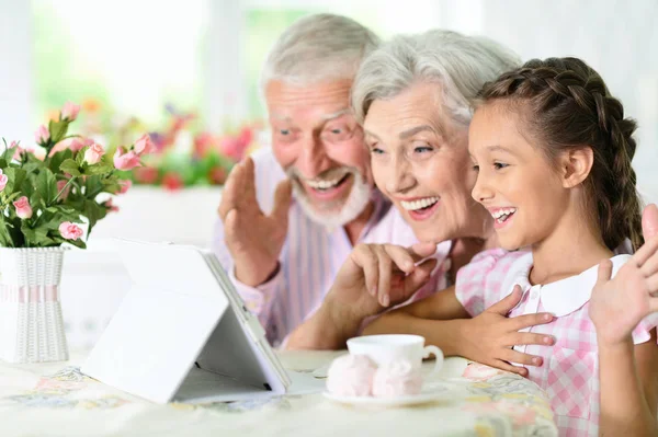 Grand Parents Avec Petite Fille Utilisant Une Tablette Maison — Photo