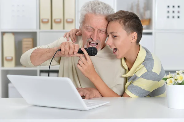 Retrato Niño Abuelo Cantando Karaoke Con Ordenador Portátil Casa — Foto de Stock