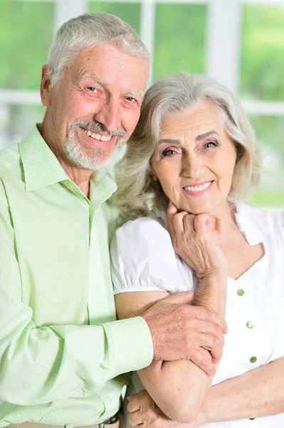 Porträt Eines Glücklichen Seniorenpaares Das Hause Posiert — Stockfoto