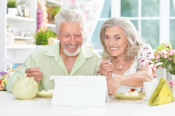 Seniorenpaar frühstückt — Stockfoto